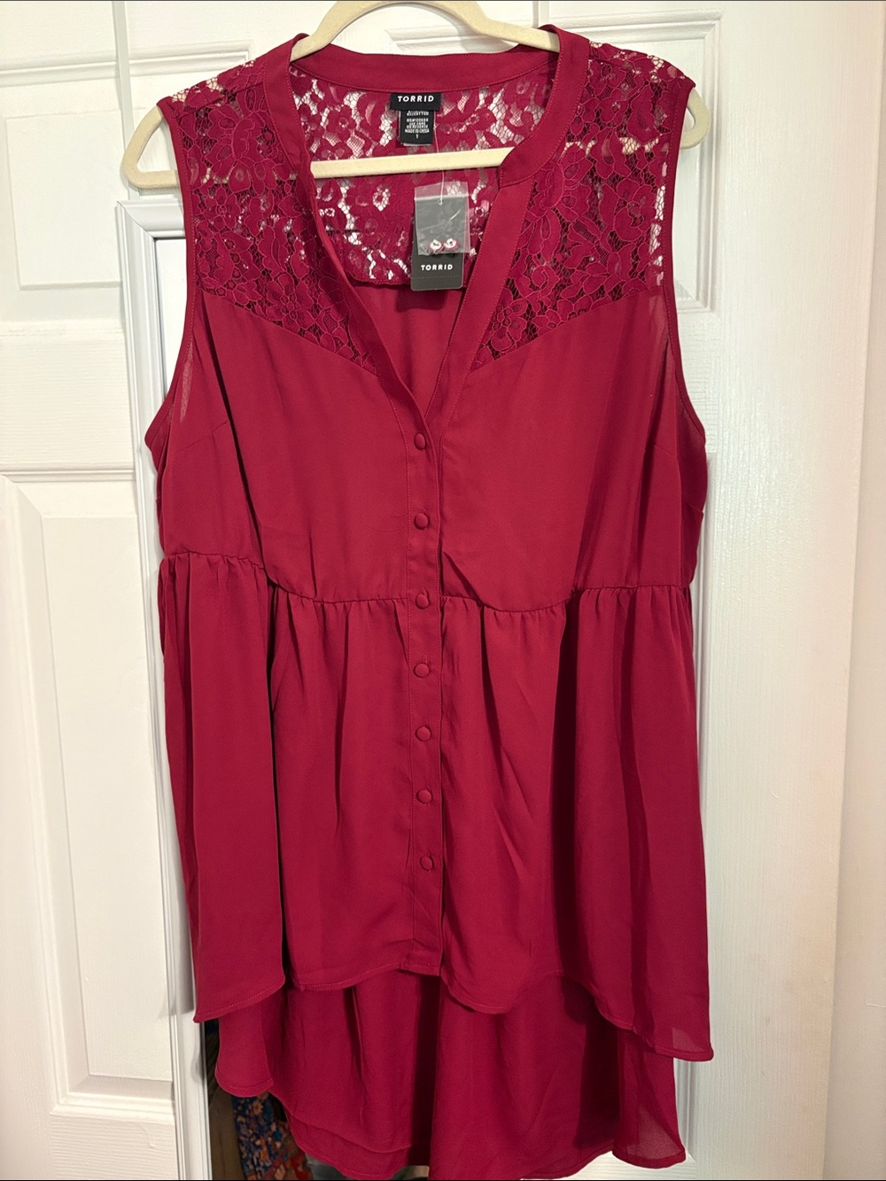 Torrid Crimson Lace Yoke Button-Front Sleeveless Blouse size 1 or 1X PtP 25 in